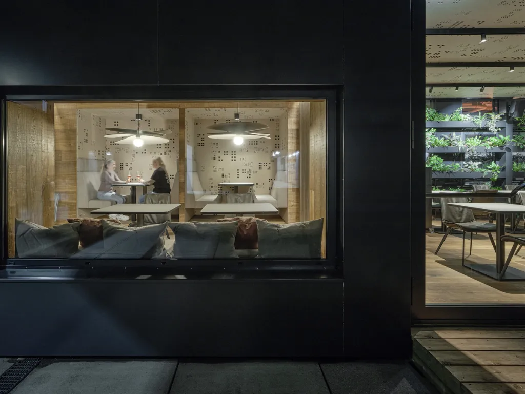Hospitality_Das Eggenberg_Graz_Austria_SPIRRA Soft_Ceiling suspended_Wever & Ducre_22-RZ-WEB.7151dab6.webp