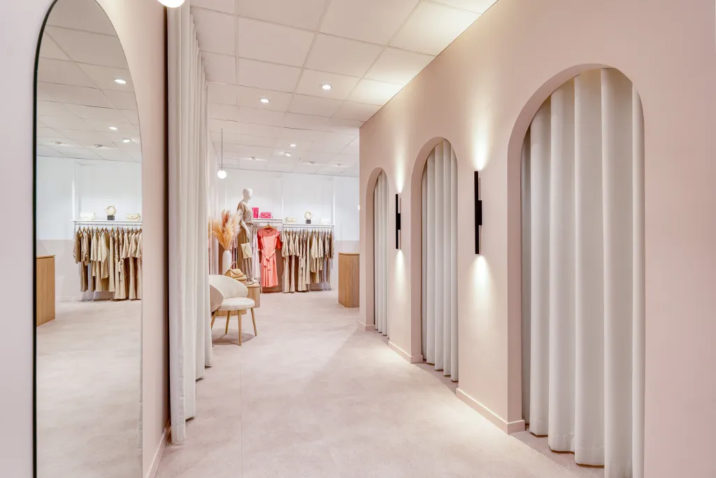 Retail_Belgium_TRACE slim_wall surface_Wever & Ducre_MRP03474-RZ-WEB.c6f665f8.webp